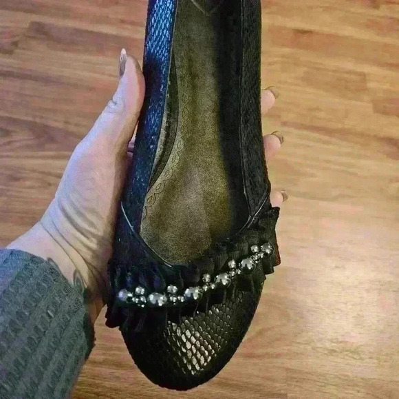 Madeline Black Ballet flats.  Size 8 - Picture 6 of 7